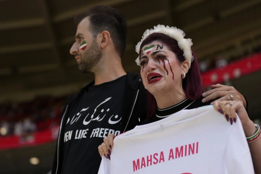 Vor dem Spiel gibt es während der iranischen Hymne grosse Emotionen.