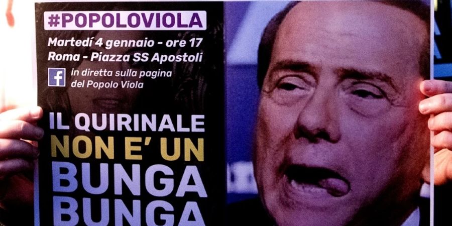 Protest-Plakat gegen Kandidatur Berlusconis