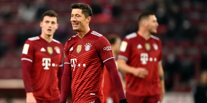 Robert Lewandowski führt Bayern mit drei Toren zum Sieg gegen Köln. Bayern München
