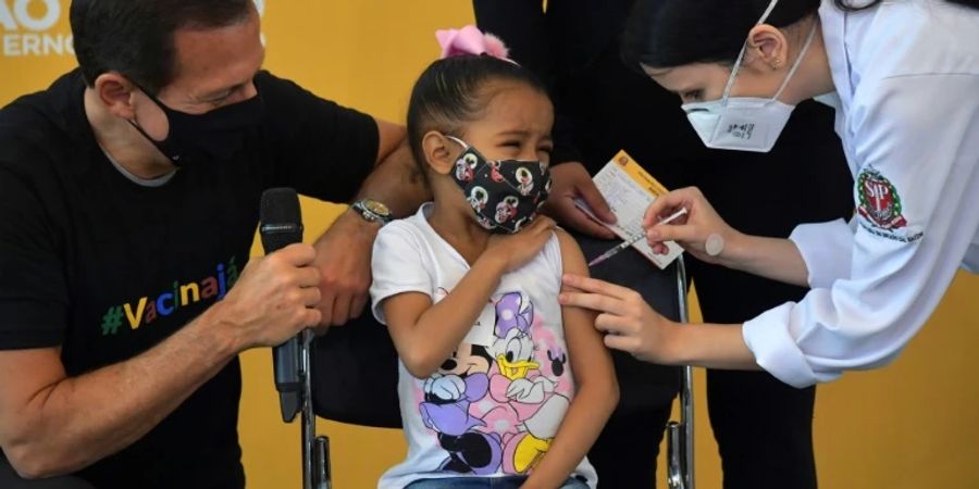 Indigener Junge erhält Impfung in São Paulo