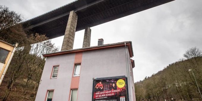 In diesem Haus, das unter der maroden A45-Brücke Rahmede steht, wohnt Ersan Acar seit 2010. Foto: Dieter Menne/dpa In diesem Haus, das unter der maroden A45-Brücke Rahmede steht, wohnt Ersan Acar seit 2010. Foto: Dieter Menne/dpa
