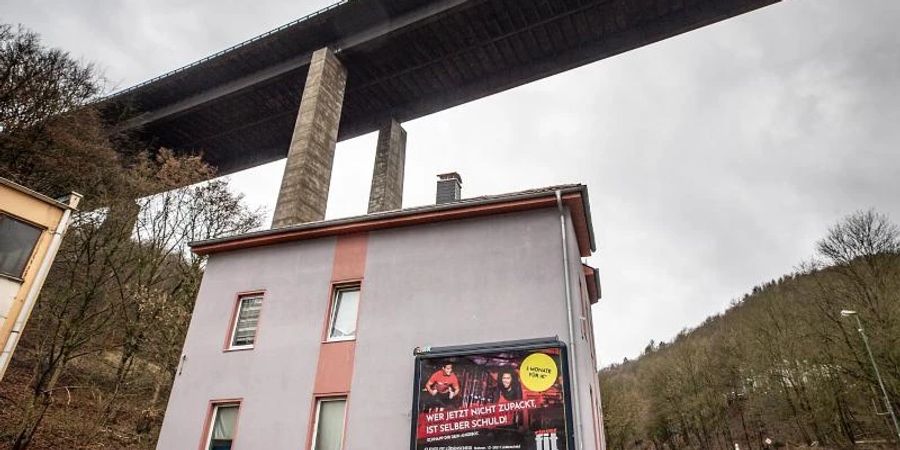 In diesem Haus, das unter der maroden A45-Brücke Rahmede steht, wohnt Ersan Acar seit 2010. Foto: Dieter Menne/dpa