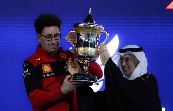 Mattia Binotto, Teamchef von Ferrari, nimmt beim Bahrain-GP die Trophäe für den siegreichen Konstrukteur entgegen. Mattia Binotto Ferrari
