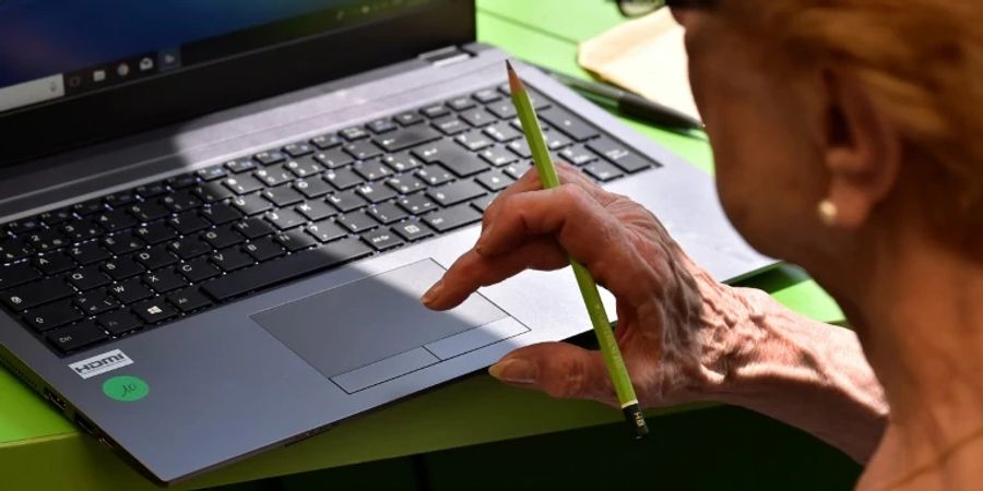 Ältere Frau an einem Laptop