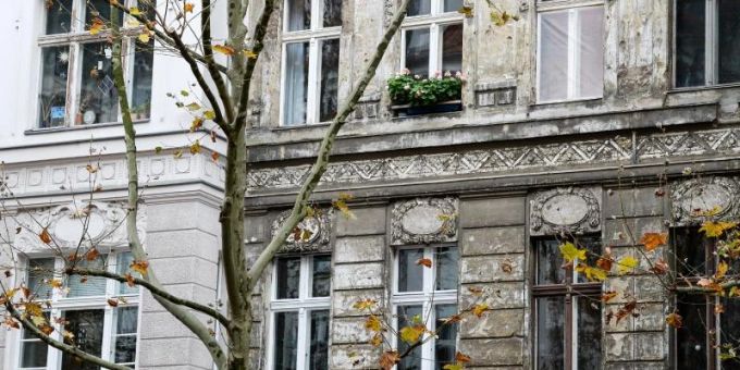 Wer in den Metropolen eine Wohnung sucht, muss aus Expertensicht mit weiter steigenden Preisen rechnen. In den acht grössten deutschen Städten zeichnet sich keine Trendwende ab, wie Vertreter der jeweiligen amtlichen Gutachterausschüsse schilderten. Foto: Jens Kalaene/dpa-Zentralbild/dpa/Archiv Wer in den Metropolen eine Wohnung sucht, muss aus Expertensicht mit weiter steigenden Preisen rechnen. In den acht grössten deutschen Städten zeichnet sich keine Trendwende ab, wie Vertreter der jeweiligen amtlichen Gutachterausschüsse schilderten. Foto: Jens Kalaene/dpa-Zentralbild/dpa/Archiv