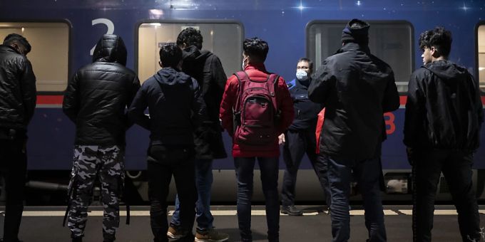 Grenzwächter bringen Flüchtlinge aus einem Zug aus Österreich zur Kontrolle, am Mittwoch, 26. Januar 2022, in Buchs SG. Seit dem Sommer gelangen vermehrt afghanische Flüchtlinge an den Grenzbahnhof Grenzwächter bringen Flüchtlinge aus einem Zug aus Österreich zur Kontrolle, am Mittwoch, 26. Januar 2022, in Buchs SG. Seit dem Sommer gelangen vermehrt afghanische Flüchtlinge an den Grenzbahnhof
