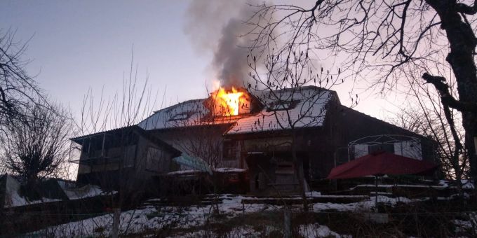 Die aufgebotene Feuerwehr Rued konnte den Brand löschen. Brand