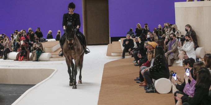 Bei der Chanel-Fashionshow lief Charlotte Casiraghi mit einem Pferd über den Catwalk. Charlotte Casiraghi
