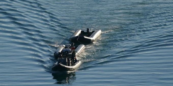 Ein Schiff der Border Force schleppt nach Zwischenfällen mit kleinen Booten im Ärmelkanal Boote, die vermutlich von Migranten benutzt werden. Foto: Gareth Fuller/PA Wire/dpa