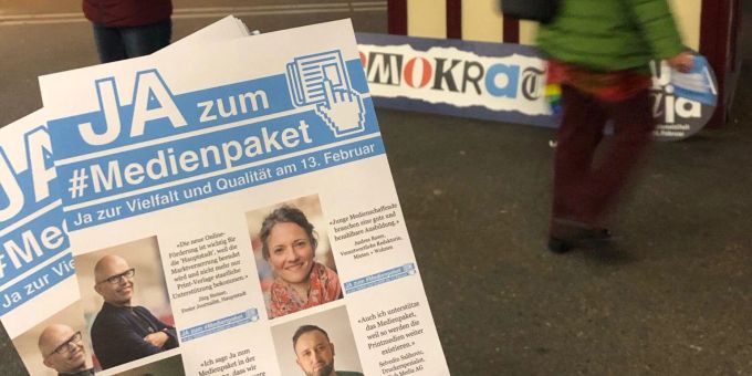 Ein Flyer «JA zum Medienpaket» Mediengesetz