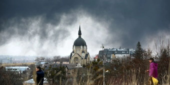 Rauchwolken über Lwiw nach einem Angriff. lwiw ukraine krieg