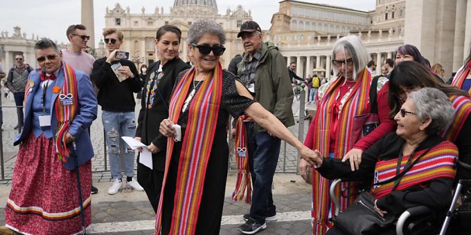 Urvolk - Leichenfunde an Internaten in Kanada: Papst trifft Indigene