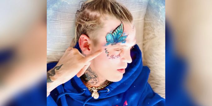 Aaron Carter - Grosses Gesichtstattoo in Gedenken an seine Schwester