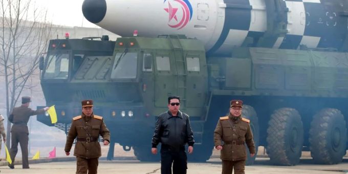Kim Jong Un beim Test der Interkontinentalrakete Kim Jong Un beim Test der Interkontinentalrakete