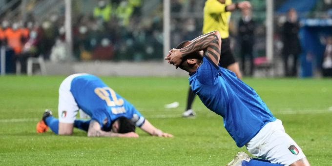 Die Italienische Fussballnationalmannschaft verliert überraschend gegen den krassen Aussenseiter Nordmazedonien und verpasst so die WM-Teilnahme. Italiens Joao Pedro zeigt sich enttäuscht. Antonio Calanni/AP/dpa Italienische Fußballnationalmannschaft