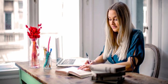 Minimum im Homeoffice: ein richtiger Tisch und ein ergonomischer Stuhl. Frau am Bürotisch