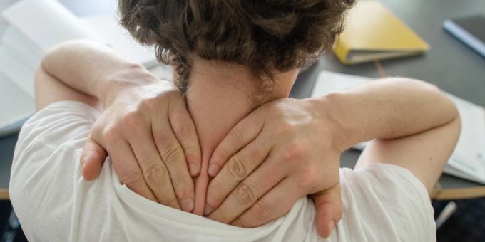 Alles fest: Verspannungen im Bereich von Nacken und Schulter können auch für Kopfweh sorgen. Nacken Hände T-Shirt Locken