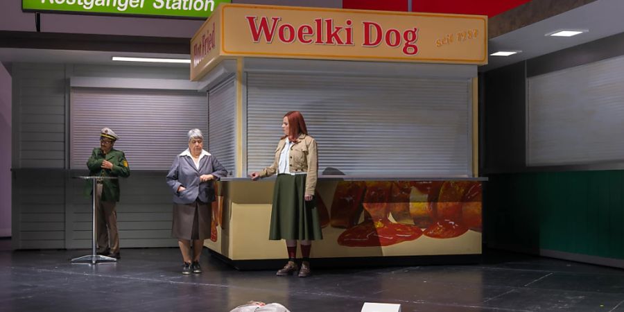 Die Leiche wäre da, aber was ist mit dem Fall? Jürg Kienberger, Nikola Weisse, Vera Flück und Liliana Benini in Christoph Marthalers «Der letzte Pfiff - ein Drehschwindel».