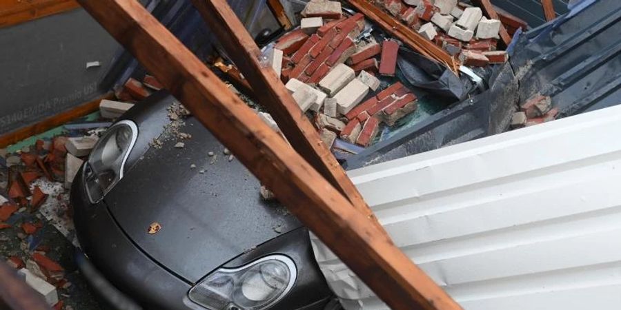 Sturmtief «Zeynep» hat grosse Schäden an Häusern und Autos angerichtet. Foto: Lars-Josef Klemmer/dpa