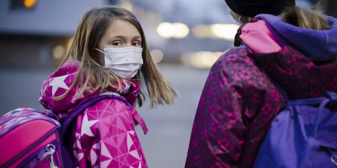 Primarschuelerinnen tragen Masken auf einem Pausenplatz einer Schule in Zuerich, aufgenommen am Montag, 3. Januar 2022. Die Maskentragpflicht im Kanton Zuerich wird mit dem Schulstart nach den Weihnachtsferien ab Montag, 3. Januar 2022 auf Schueler ab der 1. Primarschulklassen ausgeweitet. (KEYSTONE/Michael Buholzer) SCHWEIZ CORONAVIRUS MASKENPFLICHT SCHULE ZUERICH