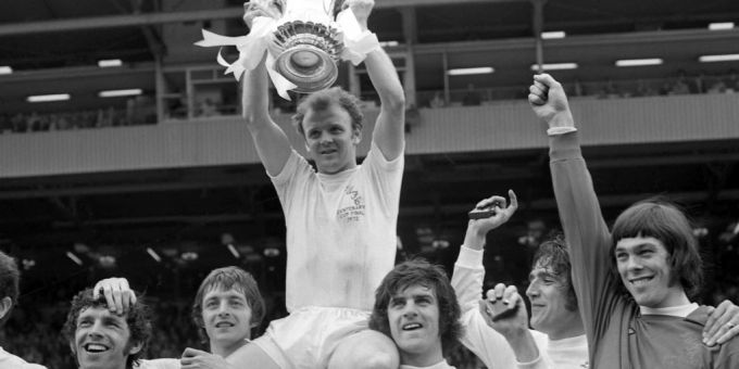 Leeds-Captain Billy Bremner stemmt den FA-Cup-Pokal im Jahr 1972 in die Höhe. Leeds United