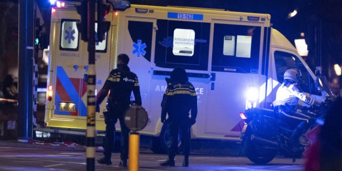 Eine Ambulanz transportiert den verletzten Täter in ein Spital nach der Geiselnahme in Amsterdam. Geisel