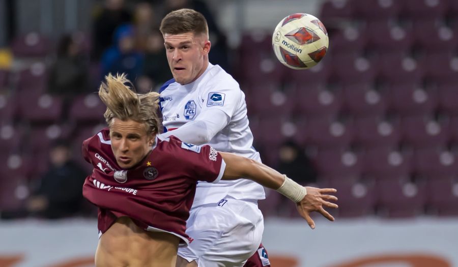 Marko Kvasina im Duel mit Servettes Moritz Bauer.