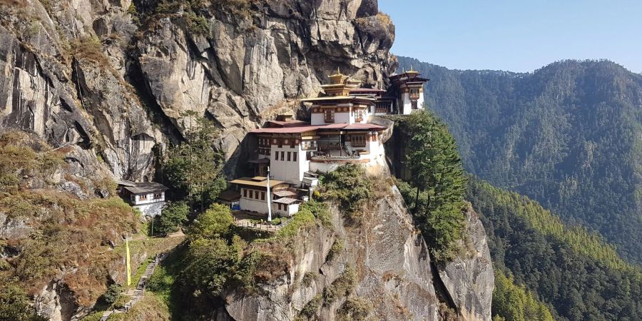 In dem kleinen, abgeschotteten Himalaya-Königreich Bhutan ist erstmals seit rund zwei Jahren wieder eine internationale Touristengruppe unterwegs.