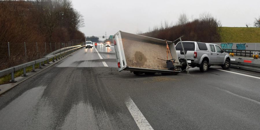 Auf der Autobahn A2 bei Rothenburg kippte ein Anhänger