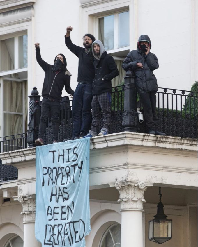 In London besetzten Aktivisten eine Villa wegen dem Ukraine-Krieg. Aktivisten