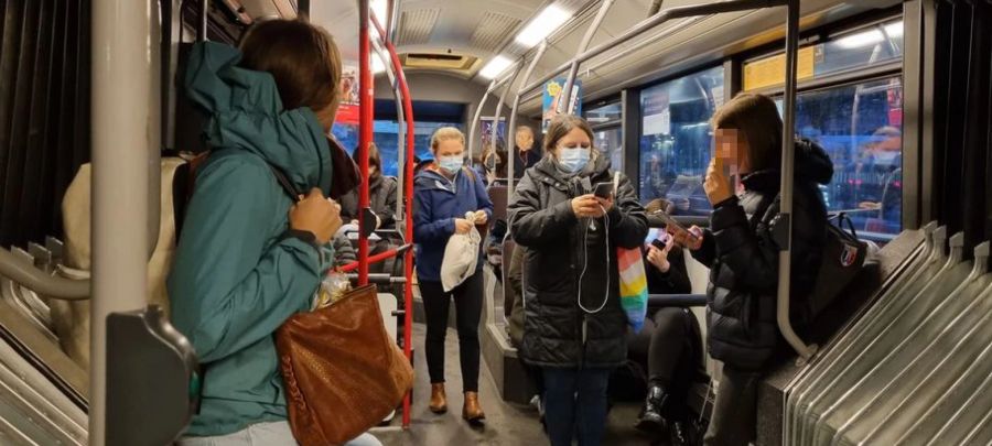 Trotz der Aufhebung der Maskenpflicht im ÖV tragen am Freitagmorgen viele Pendler die Maske freiwillig.