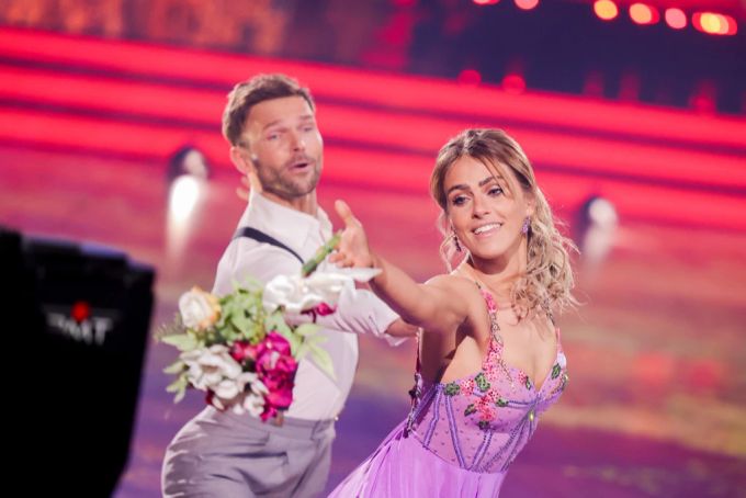 Sarah Mangione tanzt zusammen mit Vadim Garbuzov. let's dance