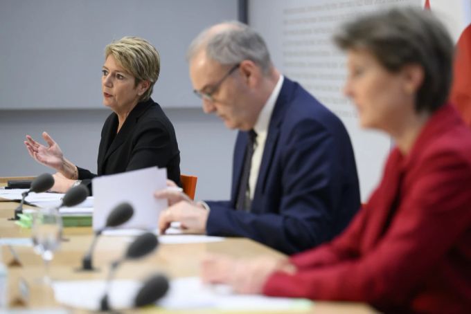 Die Bundesratsmitglieder Karin Keller-Sutter, Guy Parmelin und Simonetta Sommaruga an einer Medienkonferenz zum Ukraine-Krieg, 4. März 2022. Keller-Sutter Flüchtlinge Ukraine