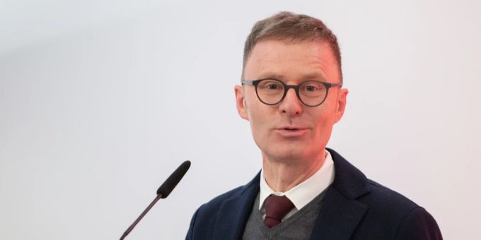 Daniel Lampart, Chefökonom, spricht an der ausserordentlichen Delegiertenversammlung des Schweizerischen Gewerkschaftsbundes SGB, am Freitag, 11. Februar 2022, in Bern. ukraine krieg