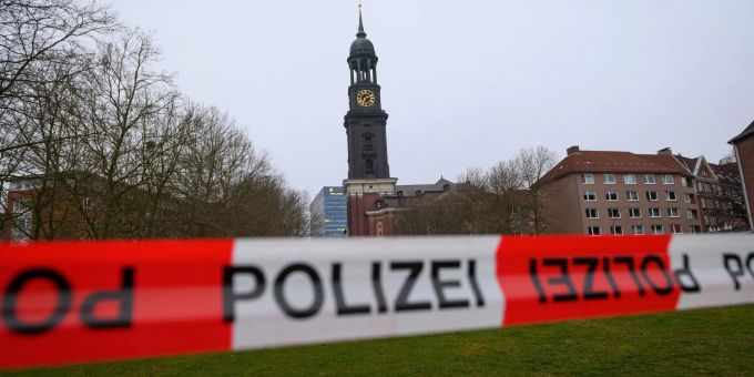 Der Bereich um den Michel ist weiträumig abgesperrt. Der Bereich um den Michel ist weiträumig abgesperrt.