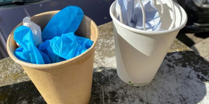 Weggeworfene Einweg-Kaffeebecher Weggeworfene Einweg-Kaffeebecher