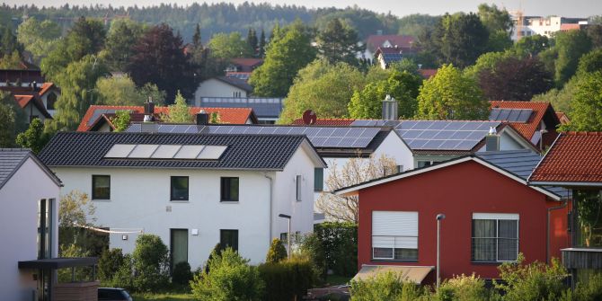 Wohnsiedlung Einfamilienhäuser Gärten Solarmodule