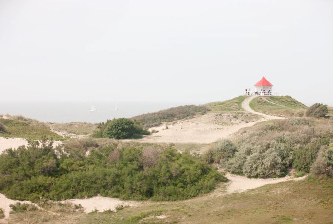 Rund um De Haan wartet eine weitläufige Dünenlandschaft auf seine Besucher. Dünen Gebüsch Sand Himmel Meer Hütte