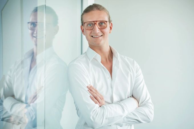 Felix Ohswald ist Gründer und CEO der Online-Nachhilfeplattform «GoStudent». Mann Hemd weiss Porträtfoto