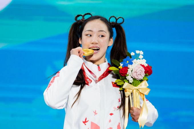 Mengqiu Zhang holte für China bei den Paralympics Gold im Super-G der Frauen, Klasse stehend. Paralympics China Gold