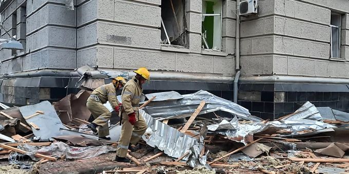 Dieses vom ukrainischen Katastrophenschutz veröffentlichte Foto zeigt Feuerwehrleute in Charkiw beim Beseitigen von Trümmern, die durch einen russischen Raketenangriff verursacht wurden. Foto: Emergency Service Of Ukraine/PA Media/dpa Ukraine Krieg
