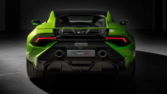 Der neue Heckspoiler sorgt für einen um 35 Prozent verbesserten Abtrieb an der Hinterachse 2022 Lamborghini Huracán Tecnica