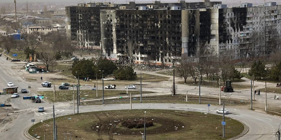 Durch Beschuss zerstörte Wohnhäuser am Stadtrand von Mariupol. Foto: Alexei Alexandrov/AP/dpa