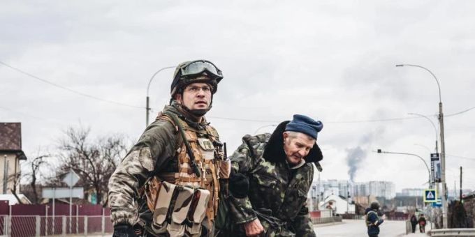 Ein ukrainischer Soldat hilft einem älteren Mann, die Strasse zu überqueren. Foto: Diego Herrera/EUROPA PRESS/dpa Ein ukrainischer Soldat hilft einem älteren Mann, die Strasse zu überqueren. Foto: Diego Herrera/EUROPA PRESS/dpa