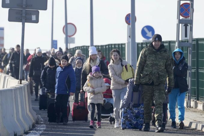 Ukrainische Flüchtlinge überqueren am Grenzübergang Korczowa die Grenze zu Polen. Ukraine Polen