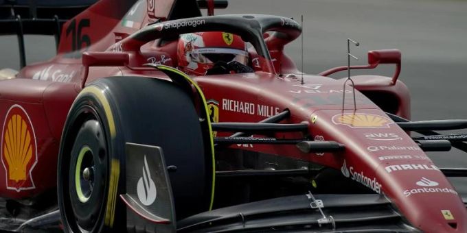 Hat sich in Barcelona die Bestzeit des zweiten Tages gesichert: Charles Leclerc vom Team Ferrari. Foto: Hasan Bratic/dpa Hat sich in Barcelona die Bestzeit des zweiten Tages gesichert: Charles Leclerc vom Team Ferrari. Foto: Hasan Bratic/dpa