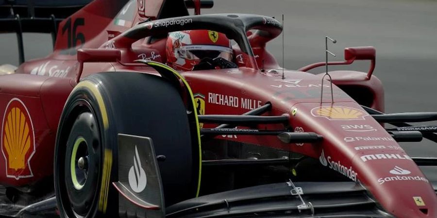 Hat sich in Barcelona die Bestzeit des zweiten Tages gesichert: Charles Leclerc vom Team Ferrari. Foto: Hasan Bratic/dpa