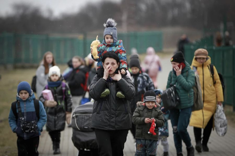 Frauen und Kinder aus der Ukraine überqueren am 5. März 2022 bei Medyka die Grenze zu Polen.