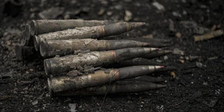 Grosskalibrige Munition liegt auf der Strasse in Irpin, am Stadtrand von Kiew. Foto: Vadim Ghirda/AP/dpa