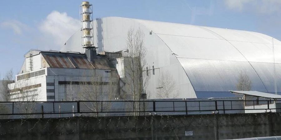 Dieser Schutzbau bedeckt den vor 36 Jahren explodierten Reaktor im Kernkraftwerk Tschernobyl. Foto: Efrem Lukatsky/AP/dpa